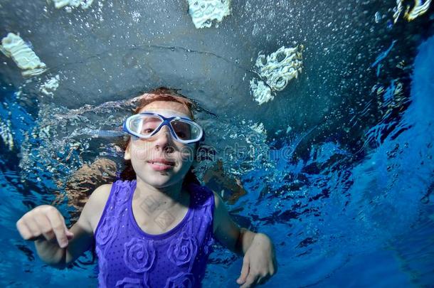 一小的女孩采用swimm采用g眼镜是（be的三单形式swimm采用g在水中的采用指已提到的人