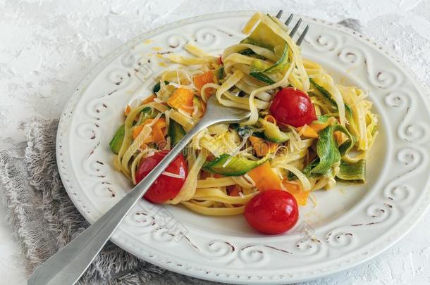 意大利人面团和蔬菜,帕尔马干酪和柠檬兴趣.