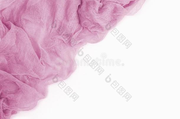 粉红色的纱布织物隔离的向白色的背景.顶看法.
