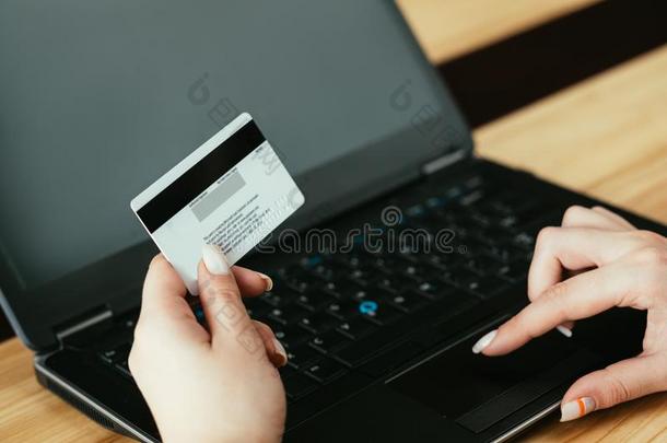 在线的购物女人购买互联网便携式电脑卡片