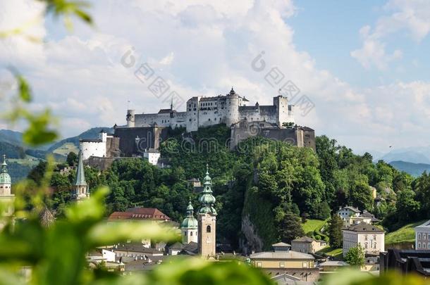 萨尔茨保全景画和看法向城堡霍汉萨尔茨堡在的时候萨姆梅