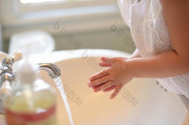 光明亮的和干净的特写镜头关于小的女孩洗涤h和s