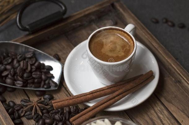 浓咖啡杯子,咖啡豆豆,樟属植物向木制的盘子