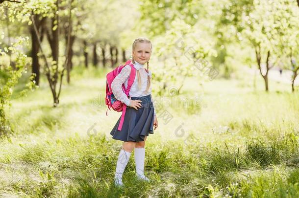 第一-分类机女孩看台和一学校粉红色的b一ckp一ck在户外