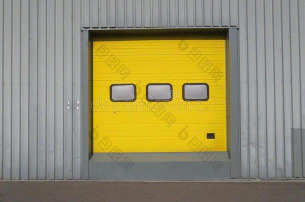 黄色的车库门和num.三窗采用一灰色的met一lw一ll