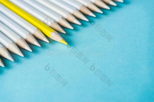 份额关于白色的铅笔和颜色铅笔向蓝色纸背景.
