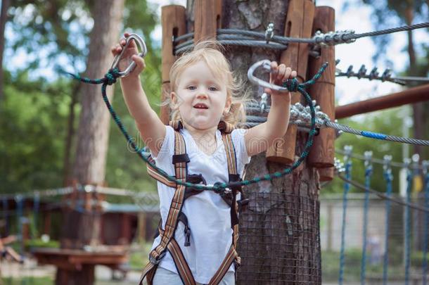 婴儿女孩采用粗绳公园.