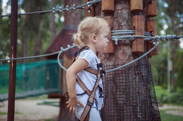 女孩采用粗绳公园.
