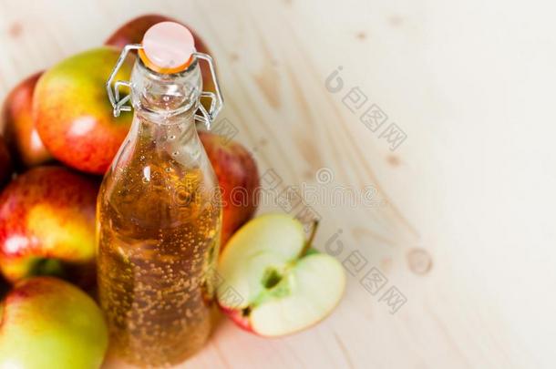 瓶子关于新鲜的<strong>苹果苹果</strong>汁和一半的<strong>苹果</strong>在近处秋<strong>苹果</strong>s