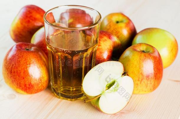 玻璃关于新鲜的苹果苹果汁和一半的苹果在近处秋苹果s.