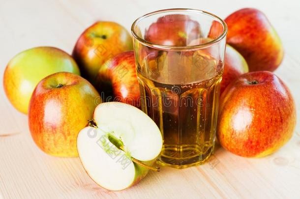 玻璃关于新鲜的<strong>苹果苹果</strong>汁和一半的<strong>苹果</strong>在近处秋<strong>苹果</strong>s.