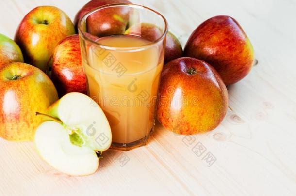 玻璃关于新鲜的<strong>苹果苹果</strong>汁和一半的<strong>苹果</strong>在近处秋<strong>苹果</strong>s.