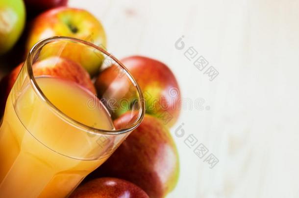 玻璃关于新鲜的<strong>苹果苹果</strong>汁在近处秋<strong>苹果</strong>s
