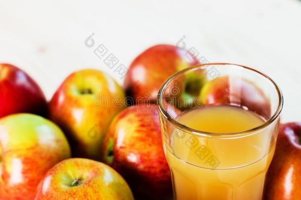玻璃关于新鲜的苹果苹果汁在近处秋苹果s