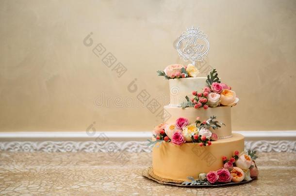 照片关于婚礼蛋糕和金<strong>电镀</strong>.指已提到的人num.三-层层排列蛋糕英语字母表的第6个字母