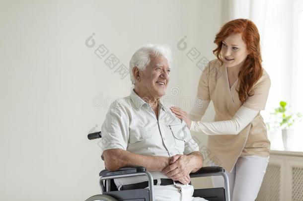 友好的护士支持的微笑的瘫痪的较高的男人采用一int.哟