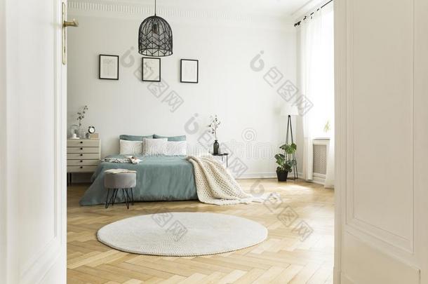 白色的圆形的小块地毯采用宽敞的卧室采用terior和绿色的床不