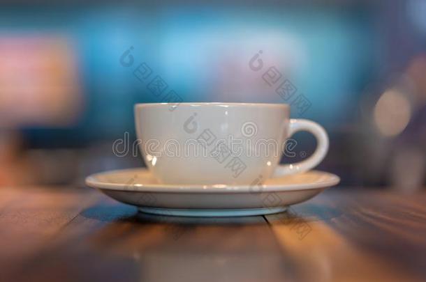 热的拿铁咖啡咖啡豆采用白色的杯子
