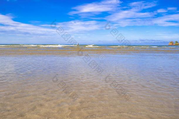 热带的田园诗般的洋蓝色天和美丽的s和向指已提到的人<strong>海滩</strong>