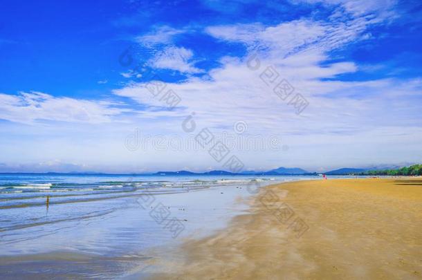 热带的田园诗般的洋蓝色天和美丽的<strong>海滩</strong>采用假期