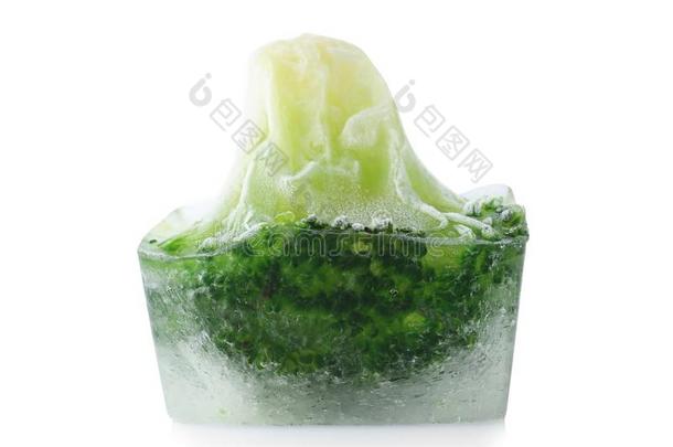 新鲜的花椰菜采用冰立方形向白色的背景