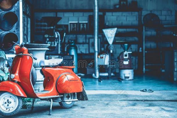 古老的红色的小型摩托车摩托车展览