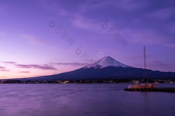 码头<strong>小船</strong>港口和紫藤登上<strong>背景</strong>