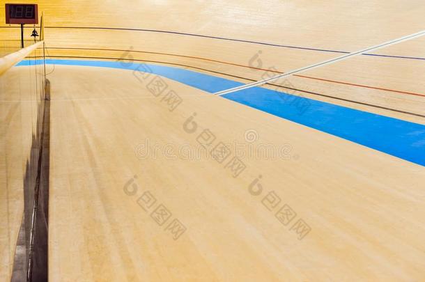 室内赛车场骑脚踏车兜风小路空的弧形的高的木制的地面和斑点