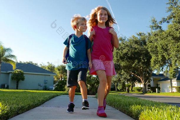 背向学校:男孩和女孩步行和背包