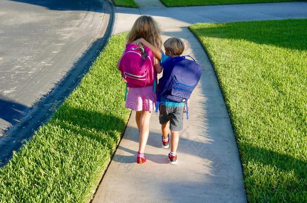 背向学校:男孩和女孩步行和背包