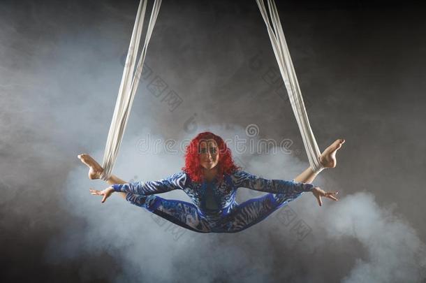 运动员的空气的马戏艺术家和红发的人采用蓝色戏装Danci