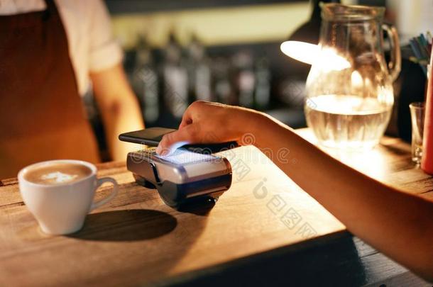 支付的和可移动的电话采用咖啡馆