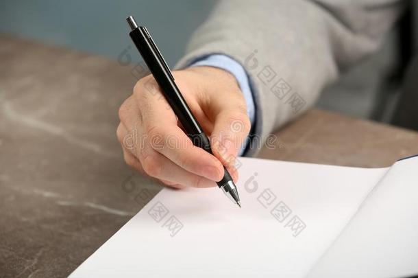 作家签署亲笔签名采用书在表
