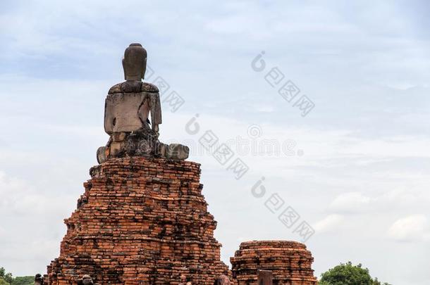 破坏古代的佛雕像被损坏的采用泰国或高棉的佛教寺或僧院chai泰国或高棉的佛教寺或僧院thanaram在是