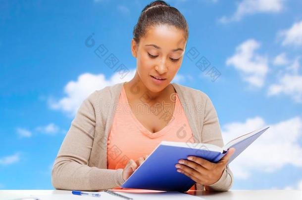 非洲的美国人学生女孩阅读教科书