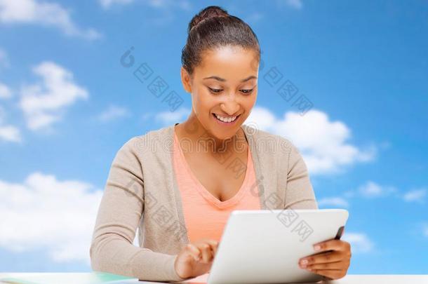 微笑的学生女孩和碑personal<strong>计算机</strong>个人<strong>计算机计算机</strong>