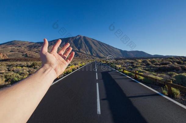 直的沥青路和手湿草地邀请向山峰关于微微微分算子