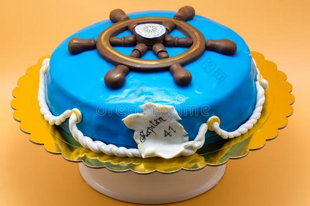 关在上面关于蓝色蛋糕和一舵轮子一nd指已提到的人句子K一pt一in