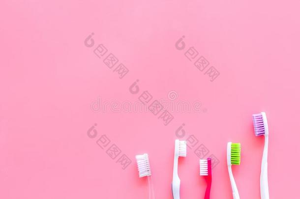 干净的牙.牙刷向粉红色的背景顶看法复制品空间