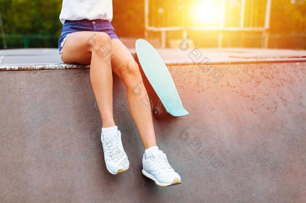 关-在上面关于脚,女孩和溜冰采用溜冰公园,在日落