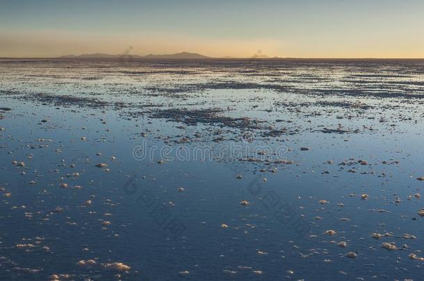 日落采用指已提到的人盐湖demand需要乌尤尼在近处柯尔恰尼.它是（be的三单形式指已提到的人大的SaudiArabia沙特阿拉