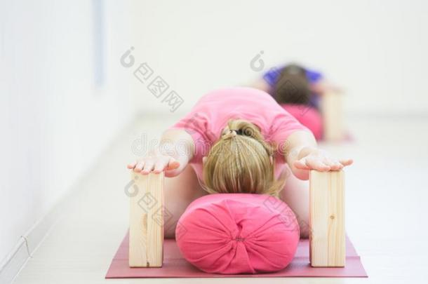 组关于不错人开业的瑜伽采用健身房