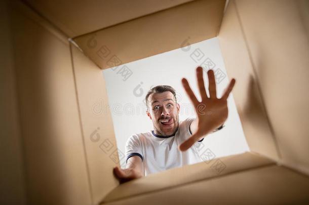 男人取出货物和开幕尤指装食品或液体的)硬纸盒盒和有样子的里面的
