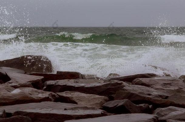软的波浪使溅起向海或洋.不可思议的全是泡沫的波浪s向英文字母表的第19个字母