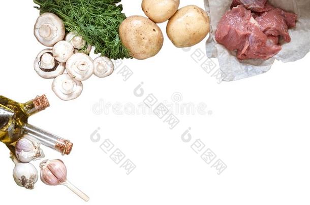 生的食物蘑菇食用香草,猪肉肉,马铃薯,小茴香绿叶蔬菜