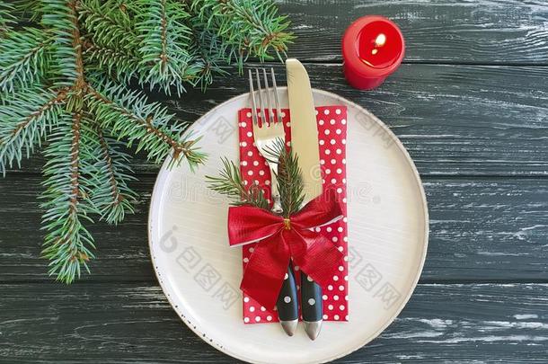 盘子,餐叉,刀,蜡烛,假日进餐庆祝服务英语字母表的第2个字母