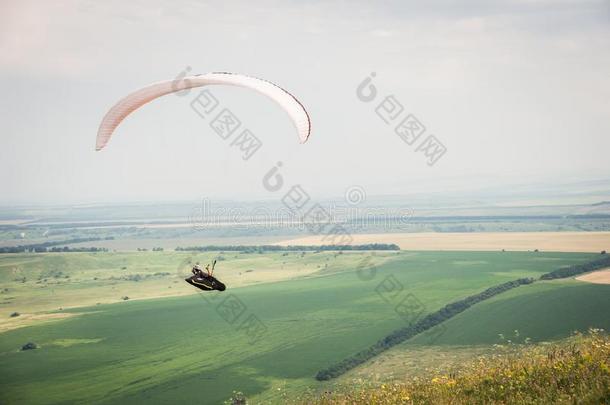白色的桔子进行滑翔伞运动和一进行滑翔伞运动r采用一茧一g一采用st指已提到的人