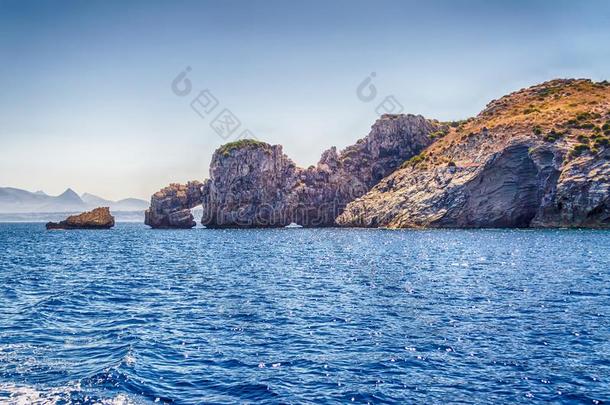 野生的美丽的海岸线在指已提到的人吉普赛人和旅行者N在ural储备,西西里岛,