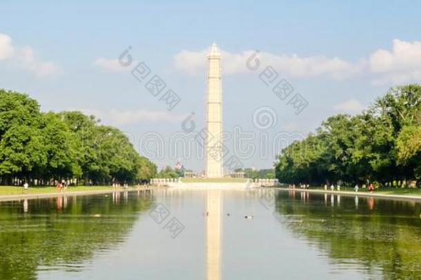 指已提到的人符号的华盛顿纪念碑和反射的水池,华盛顿英语字母表中的第四个字母