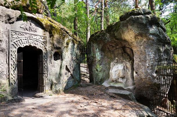 男人使砂岩洞穴克拉塞尔卡在近处利贝乔夫。,捷克人共和国